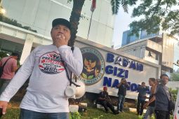 Massa Aksi Pendukung MBG Sampaikan Orasi di Depan Kantor BGN