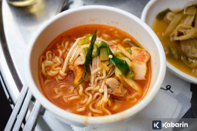 Dampak negatif makan mie instan berlebihan, serta tips konsumsi yang aman