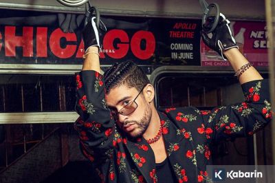 Bad Bunny terpeleset di panggung saat konser di Meksiko