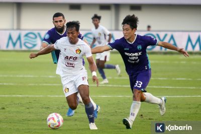 Aksi salto Hokky Caraka antar Persita menang telak 3-0 dari Persik Kediri
