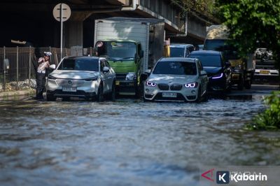 Tips penting cek komponen mobil di musim hujan biar tetap aman dikendarai