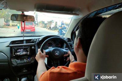 Begini 8 cara efektif buat hemat bahan bakar mobil saat stoknya menipis