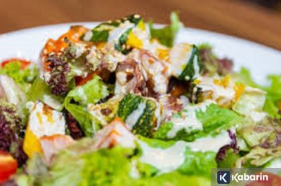 Resep salad ayam saus bang-bang sebagai menu makan siang lezat