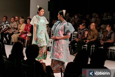 8 brand batik keren buat pria dan wanita, gaya tetap lokal tapi stylish!