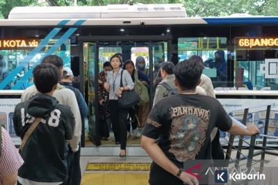 Wanita Diamankan usai Terlibat Modus Tukar Kartu Penumpang Transjakarta