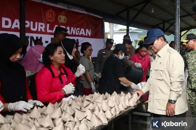 Prabowo cek dapur umum dan dengar langsung kisah pengungsi Tapteng