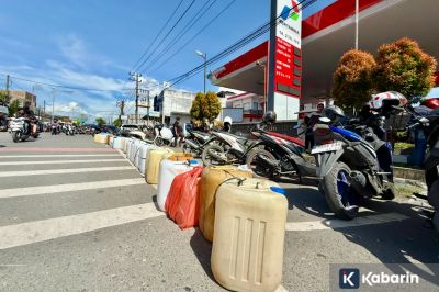 BBM langka di Aceh Barat: Warga keluhkan kemacetan dan aksi borong BBM