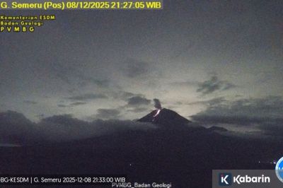 Gunung Semeru kembali erupsi dengan letusan tinggi dan lava pijar menyala