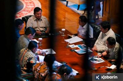 Prabowo minta rumah pengungsi di Sumatera cepat dibangun agar warga tak lama di tenda