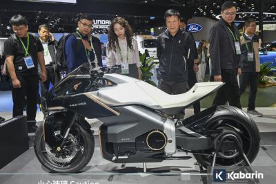 Trotoar Ho Chi Minh bakal punya ribuan stasiun tukar baterai motor listrik di trotoar