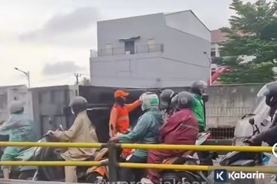 Supir hilang kendali, truk boks ini terguling di Cengkareng