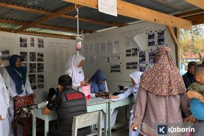 Nakes tembus medan longsor demi warga terisolasi di Bener Meriah