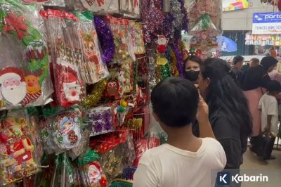 Tradisi jelang Natal: Pasar Asemka dipadati pembeli pernak-pernik murah