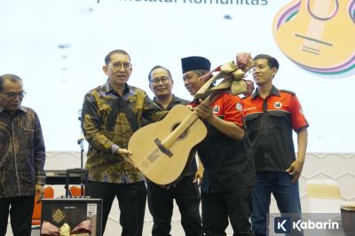 Kemenbud berikan alat musik buat musisi jalanan