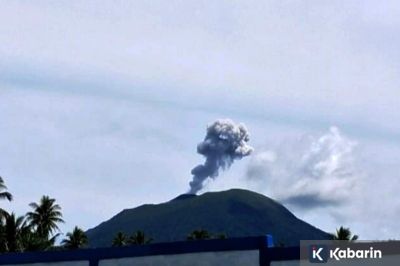 Gunung Ibu Semburkan Abu Vulkanik hingga 800 Meter