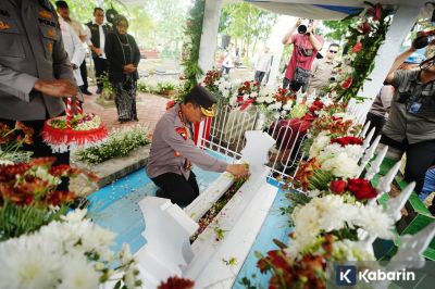 Kapolri Ziarah ke Makam Marsinah, Teguhkan Penghormatan Pahlawan Nasional Buruh
