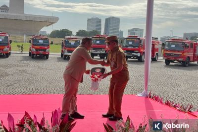 Pemprov DKI Jakarta Hibahkan 14 Mobil Pemadam untuk Daerah Lain