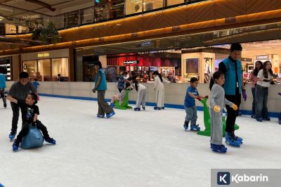 Main Salju & Ice Skating di Mal, Cara Santai Warga Isi Libur Akhir Tahun