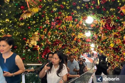 Dekorasi Natal Jadi Spot Foto Favorit Pengunjung Mal saat Libur Akhir Tahun