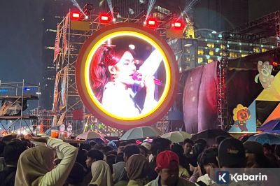 Marion Jola Hangatkan Malam Tahun Baru 2026 di Bundaran HI Meski Diguyur Hujan