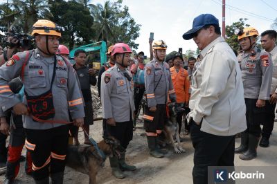 Prabowo Berhenti di Jalan, Beri Semangat Polisi yang Cari Korban Banjir di Sumut