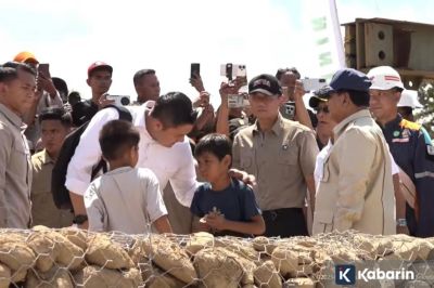 Seskab Teddy Bagi Permen untuk Anak Anak Saat Dampingi Presiden Prabowo di Sumut