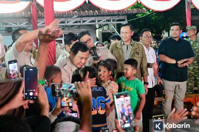 Tanpa Kembang Api, Presiden Prabowo Sambut Tahun Baru 2026 Bersama Pengungsi di Tapanuli Selatan