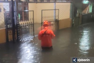 Banjir Rendam Sejumlah Titik di Jakarta Barat, Air Capai Bumper Mobil