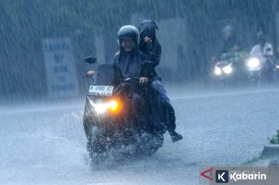 Tips Jaga Kesehatan Pekerja Lapangan Saat Musim Hujan dan Banjir