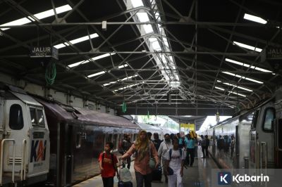 Lintasan Tergenang Banjir, Puluhan Kereta di Cirebon dan Jakarta Dibatalkan