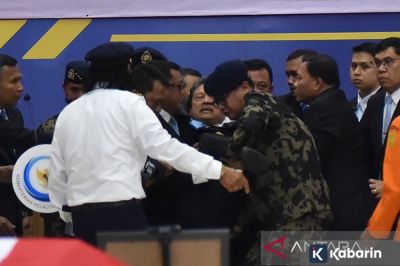 Kelelahan di Tengah Duka, Menteri KKP Pingsan Saat Pelepasan Jenazah Korban ATR