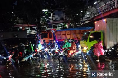Gara-gara Banjir, Lalu Lintas di Jalan DI Panjaitan Macet Malam Ini
