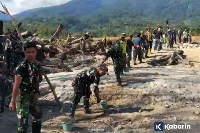Pemulihan Aceh Pascabanjir, TNI dan Warga Bersihkan Jalan dan Fasilitas Umum