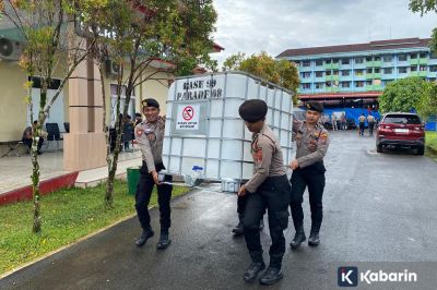 Atasi Krisis Air Bersih, Polisi Distribusikan 15 Tangki Air di Tapanuli Tengah