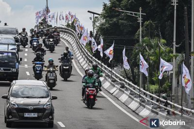 Satpol PP Tertibkan Atribut Parpol di Jakarta