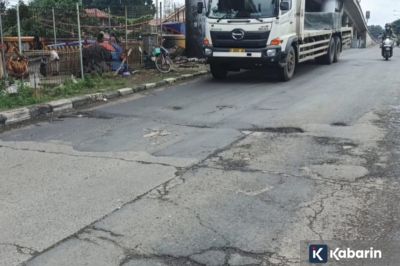 Polisi Cirebon Tandai Titik Jalan Berlubang di Pantura Demi Mudik Lebih Aman