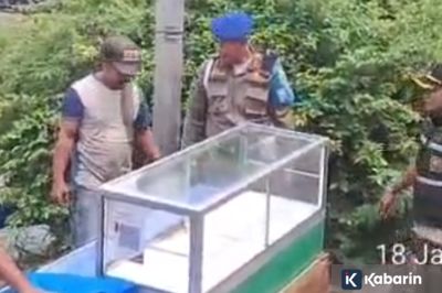 57 Gerobak dan 15 Motor yang Parkir di Trotoar Kelapa Gading Ditindak Satpol PP