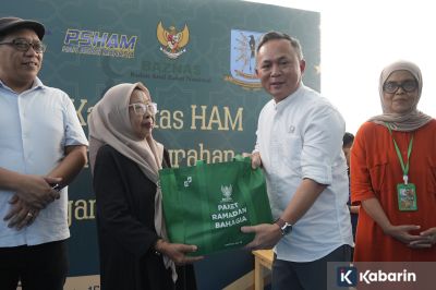 Jelang Ramadan, Wamen HAM Serahkan Santunan ke Keluarga Korban Mei 1998