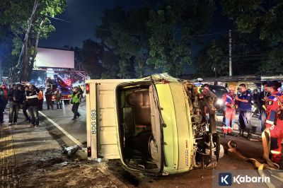 Mobil Boks Terguling di Gatot Subroto Bandung, Sempat Macet Panjang