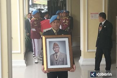 Putra Kedua Try Sutrisno Pimpin Sholat Jenazah Sang Ayah