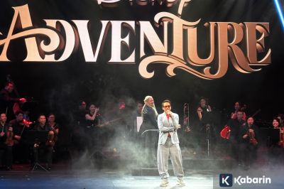 Robert Downey Jr. Ajak Coba Wahana di Disney Adventure