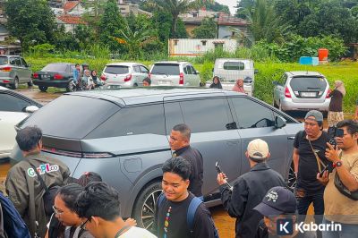 Intip Spesifikasi & Harga Xpeng X9 Mobil Sheila Dara Saat ke Makam Vidi