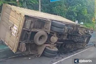 Kronologi Tergulingnya Mobil Barang di Depan Gedung DPR