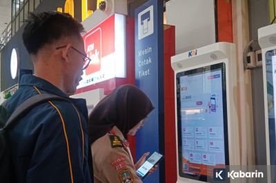 Anak Pramuka Turun Tangan Bantu Pemudik di Stasiun Gambir
