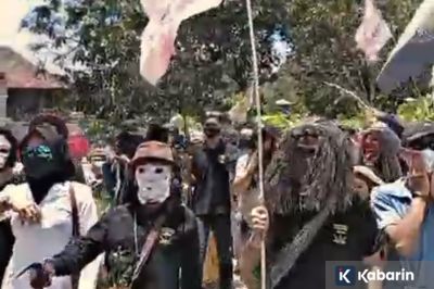 Sekura Cakak Buah: Tradisi Topeng yang Tak Lekang Zaman