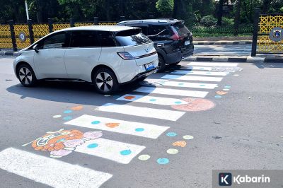 Warga Tebet Lukis Ulang Zebra Cross Setelah Laporan Tak Ditanggapi