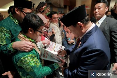 Diaspora RI di Jepang Bawa Buku "Paradoks Indonesia" Saat Bertemu Presiden