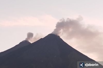 Gunung Karangetang Keluarkan Lava Pijar Disertai Gemuruh pada Rabu Pagi