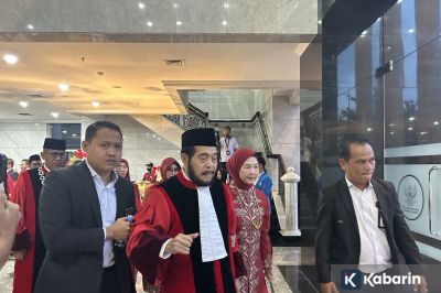 Anwar Usman Sempat Tumbang Usai Wisuda Purnatugas di MK