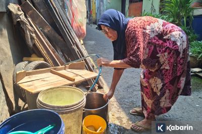 Warga Cengkareng Keluhkan Air PAM Suka Bau Got